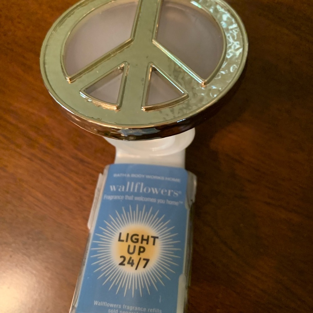 Bath & Body Works wallflower plug-in - Picture 2 of 2